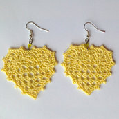 Orecchini pendenti con cuori granny giallo chiaro e perline, fatti a mano all'uncinetto