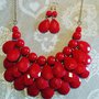 Parure orecchini e collana con perline rosse rotonde e a goccia