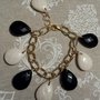 Bracciale catena dorata con perle goccia bianco e nero