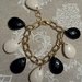 Bracciale catena dorata con perle goccia bianco e nero