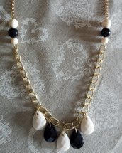 Collana catena dorata con perle goccia bianco e nero
