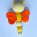 Sonaglino farfalla amigurumi arancione e gialla, morbida e tenera, fatta a mano all'uncinetto