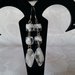 Orecchini pendenti con tre perline trasparenti screziate di bianco