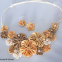 Collana kanzashi fatta a mano " Tanti fiori colore beige,dorato"