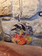 Palla in vetro decorativa con fiori in pasta di mais fatta a mano
