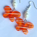 Orecchini pendenti estivi con farfalle arancioni e perle bianche, fatti a mano