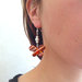 Orecchini pendenti estivi con farfalle arancioni e perle bianche, fatti a mano