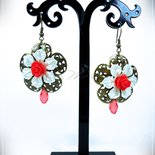 Orecchini con fiori veri pressati: gioielli in resina e argento sterling. - Italia