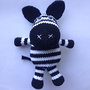 Zebra amigurumi bianca e nera fatta a mano all'uncinetto 