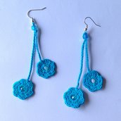 Orecchini pendenti con fiorellini azzurri e perline, fatti a mano all'uncinetto