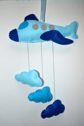 Fiocco nascita o decoro murale a forma di aeroplano con nuvolette