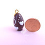 Ciondolo miniatura Uovo di cioccolato con decorazioni bianche - Ciondolo di Pasqua - Idea regalo per Pasqua - Ciondolo artigianale per collana