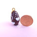 Ciondolo miniatura Uovo di cioccolato con decorazioni bianche - Ciondolo di Pasqua - Idea regalo per Pasqua - Ciondolo artigianale per collana