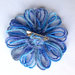 Spilla con fiore petaloso sfumato in azzurro, fatto a mano con flower loom