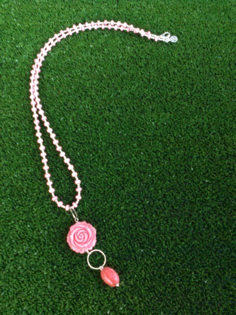 Collana con ciondolo a forma di fiore bianco di giglio