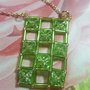 collana con pendente rettangolo verde e oro