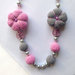 Collana lunga con fiori cicciotti e perle amigurumi rosa e grigie, fatti a mano all'uncinetto