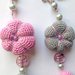 Collana lunga con fiori cicciotti e perle amigurumi rosa e grigie, fatti a mano all'uncinetto