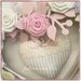 Cuore/fiocco nascita in vimini con roselline bianche e rosa,farfalla e cuore a righe con pizzo