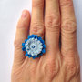 Anello regolabile con fiore azzurro e blu e strass, fatto a mano all'uncinetto 