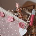 Pochette estiva in cotone rosa antico a pois écru.Pizzo,fiori rosa all'uncinetto,perle e ciondolo/cuore country in legno bianco.
