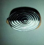 anello in gel uv , base regolabile nickel free, ovale , con decorazione a spirale black and white