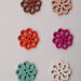 Orecchini con bottoni a forma di fiore colorato in legno