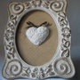 Cornice decorativa in stile Shabby  Cuore in gesso  ceramico e fiocco in tinta