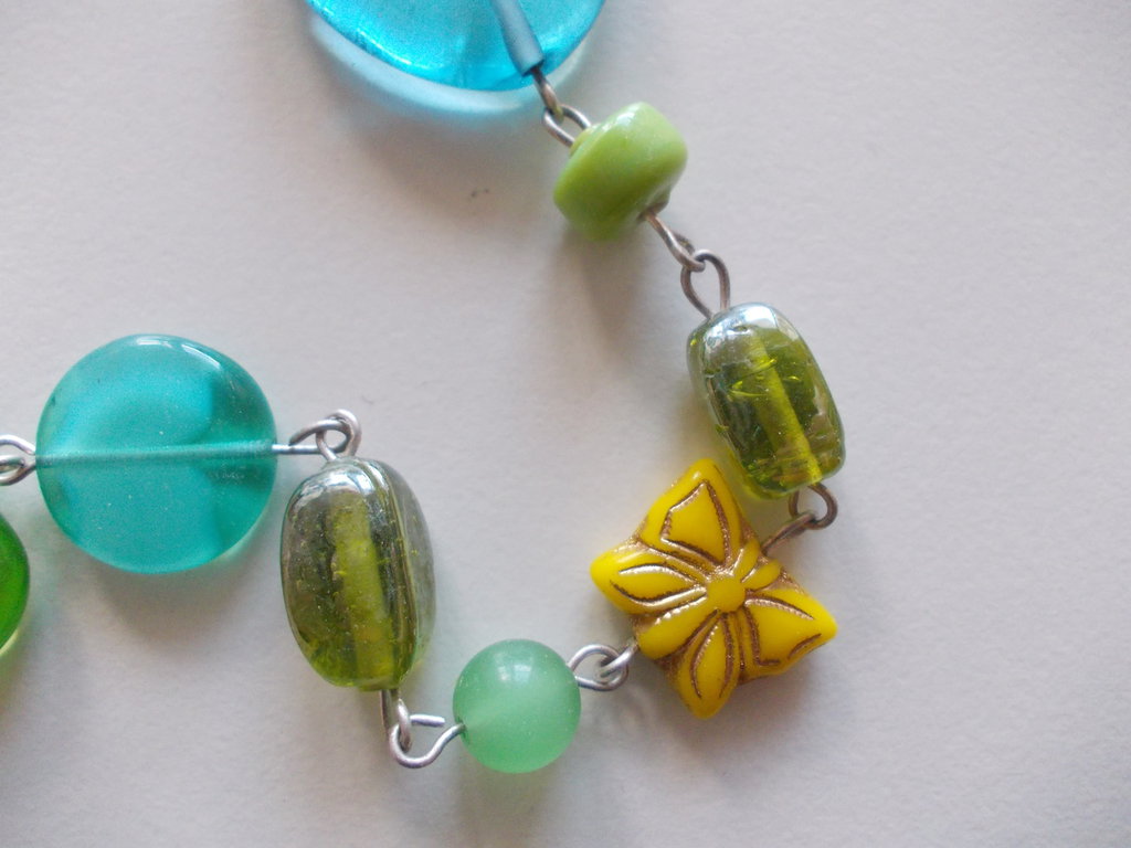 Avalaya Collana extra lunga con perline in vetro acrilico verde