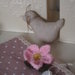 Pochette estiva in cotone rosa antico a pois écru.Pizzo,grande fiore rosa all'uncinetto, ciondolo/cuore country in legno bianco.