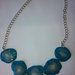 collana giirocollo formato da 5 inserti in gel uv, decorati con sfumature che vanno dal bianco al azzurro turchese