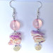 Orecchini pendenti estivi con perle rosa, ciondolo con sole e conchiglie rosa e lilla, fatti a mano