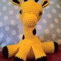 Giraffa amigurumi realizzata all'uncinetto in materiale acrilico giallo e marrone