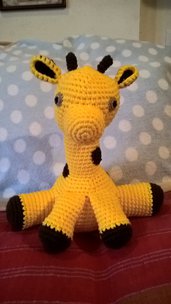Giraffa amigurumi realizzata all'uncinetto in materiale acrilico giallo e marrone