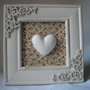 Cornice decorativa da appoggio in stile shabby  Cuore in gesso ceramico