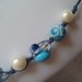 Collana con perle sintetiche, in ceramica e mezzi cristalli, azzurre e blu