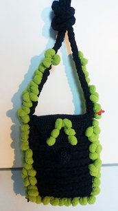 piccola borsa a tracolla per bambina/ragazza in fettuccia di colore blu rifinita con piccoli pom pom di colore verde 
