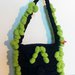 piccola borsa a tracolla per bambina/ragazza in fettuccia di colore blu rifinita con piccoli pom pom di colore verde 
