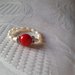 Anello elastico con perla di corallo e perline bianche
