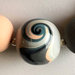 collier perle sferiche in gradazioni di colore, grigio antracite azzurro carta da zucchero albicocca, swirl vortice spirale, lucidato a mano