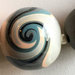 collier perle sferiche in gradazioni di colore, grigio antracite azzurro carta da zucchero albicocca, swirl vortice spirale, lucidato a mano