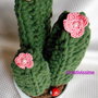 Cactus all'uncinetto con fiori rosa pesca con vaso bianco 