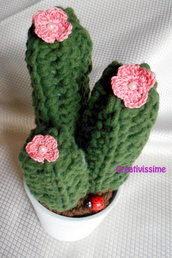 Cactus all'uncinetto con fiori rosa pesca con vaso bianco 