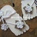 Sandali piedi nudi baby - fiore bianco e tortora - decorazione piede bambina - idea regalo!