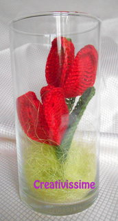 Tulipani rossi all'uncinetto in vaso di vetro - fatto a mano
