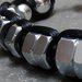 Bracciale unisex in cordino nero con teschio e pallini argentati, misura regolabile, rock, fashion