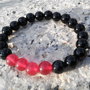 Bracciale elastico unisex realizzato con pietre preziose naturali da 8mm. RUBINO E AGATA NERA, chakra del cuore