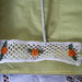Bracciale di cotone bianco,in pizzo all'uncinetto.Applicazione di fiori e foglie a contrasto (arancione),chiuso da un bottone.Indurito per facilitare il modo di indossarlo.A richiesta varianti.