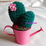 Cactus all'uncinetto con annaffiatoio fucsia - fatto a mano