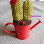 Cactus all'uncinetto con annaffiatoio rosso - fatto a mano